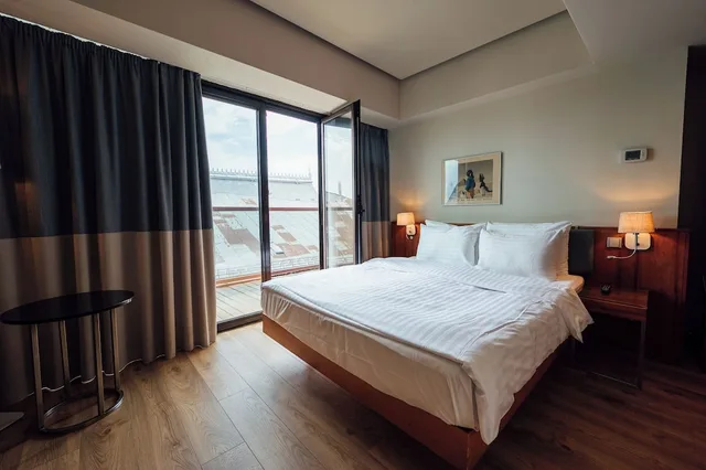 غرفة مريحة سوبيريور بسرير كينج بشرفة، PeakTure Hotel Bucharest 1/2