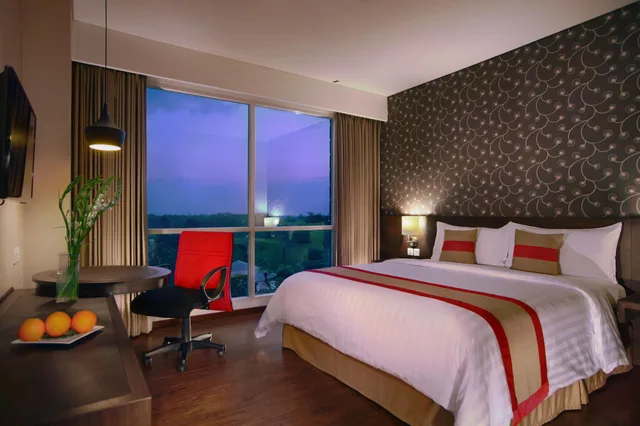 Deluxe Premiere، Aston Jember Hotel and Conference Center 2/8