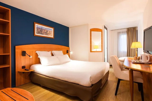 غرفة بسرير كوين وسرير فردي، Comfort Hotel Evreux 1/3