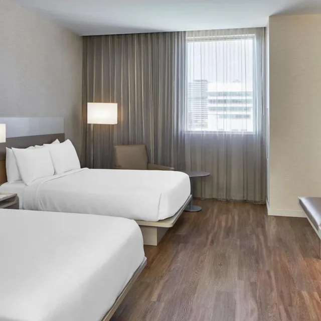 غرفة بسريرين مزدوجين بحوض استحمام لذوي الإعاقة، AC Hotel by Marriott Miami Aventura 1/7