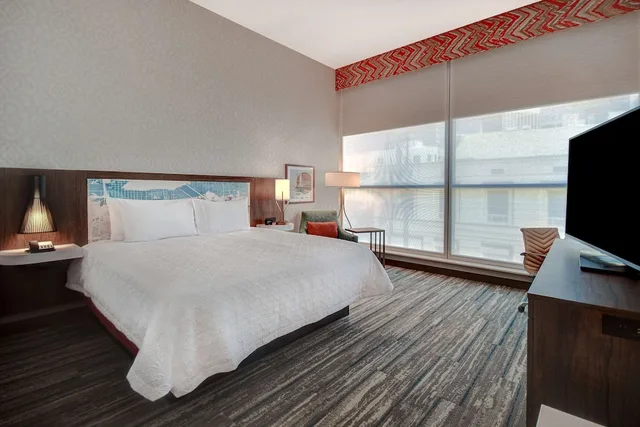 غرفة بسرير كينج بحوض استحمام، Hampton Inn Tucson Downtown 1/3