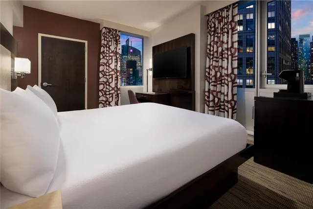 Room, King Bed, Times Square View, Corner، Hilton Garden Inn New York/Times Square Central 2/5