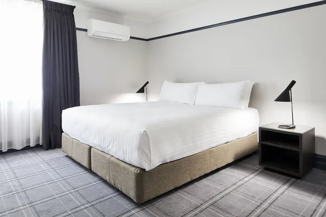 Deluxe King Room, Brassey Hotel 3/5