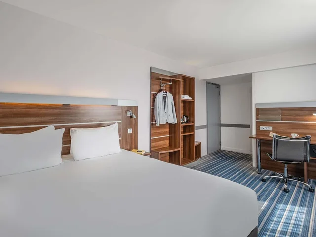 Renovated, Double Bed، Novotel Marseille Centre Gare 3/6