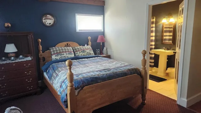 Comfort, Queen Bed, Pool Access، Greystone Manor Inn B&B 1/1