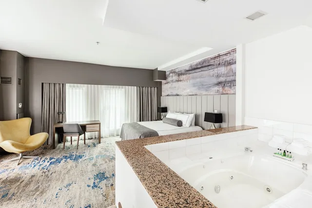 جناح بريميوم بسرير كينج، Atheneum Suite Hotel 1/1