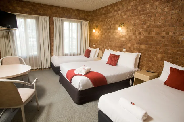 Family, Queen and Twin Beds, Courtyard Motor Inn 1/4