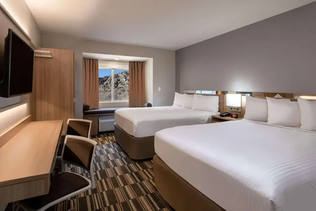 غرفة بسريرين كوين بإطلالة على الجبل، Microtel Inn and Suites by Wyndham Georgetown Lake 1/1