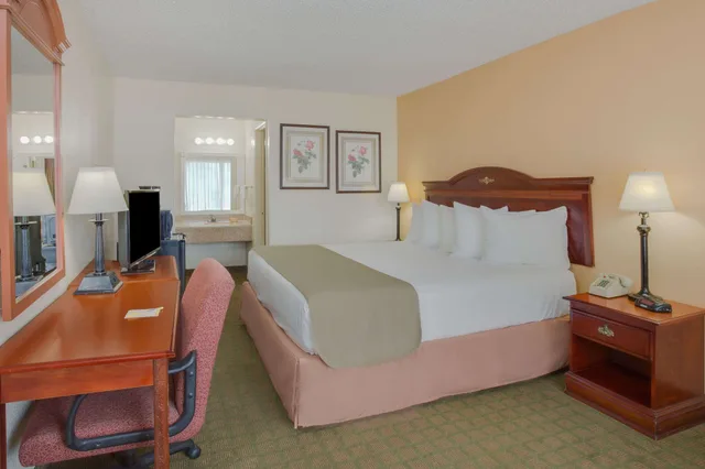 غرفة قياسية بسرير كينج للمدخنين، Days Inn by Wyndham Asheville West 2/6