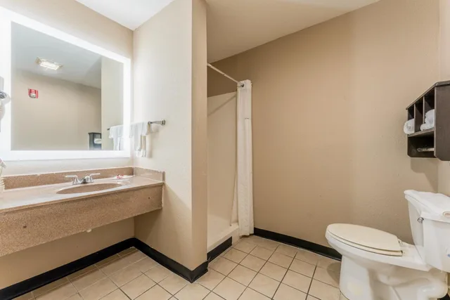 غرفة بسرير كينج بحوض استحمام لذوي الإعاقة، Super 8 By Wyndham Lake Charles Northeast 3/4