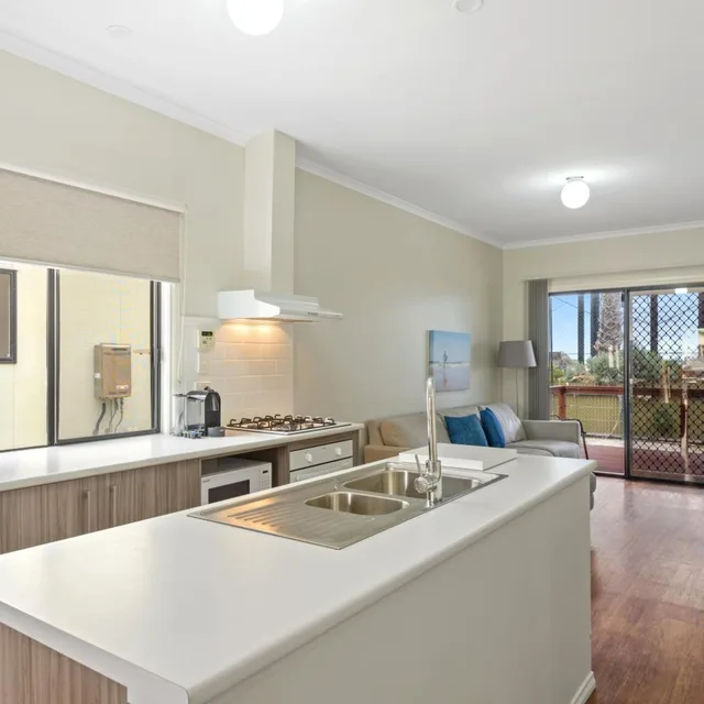 3 Bedrooms, Beach, Deluxe, Cabin, Discovery Parks - Adelaide Beachfront 8/10