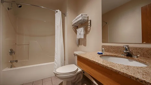 جناح بسرير كينج بشرفة مع أريكة، Best Western Lakewinds 6/8