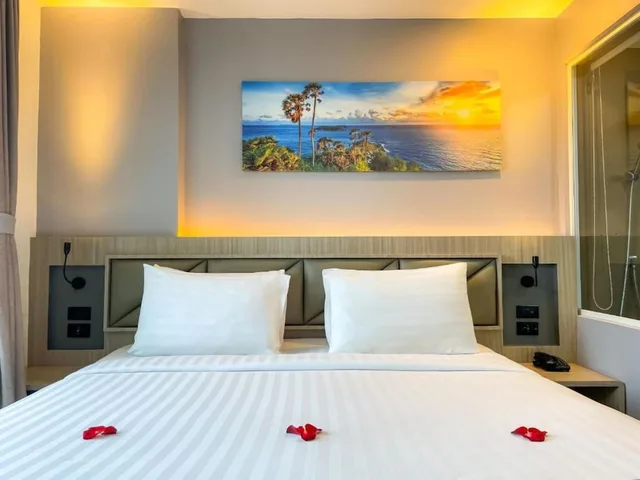 غرفة ديلوكس بسرير كينج بشرفة، Clarian Hotel Beach Patong 5/10