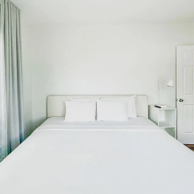 غرفة بسرير كينج بغرفة نوم واحدة مع أريكة، Tranquilo A North Beach Village Resort Hotel 2/4