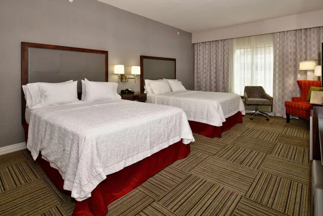 2 qns balcony mobility access tub nonsmoking، Hampton Inn & Suites Fredericksburg 1/3