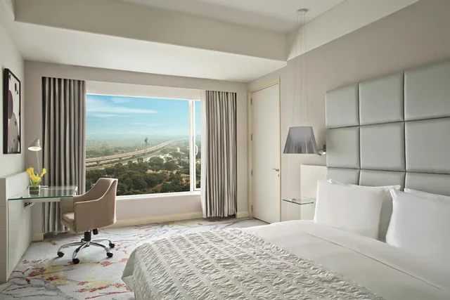 غرفة تنفيذية بسرير كينج مع دخول الصالة، Le Meridien Gurgaon 2/6
