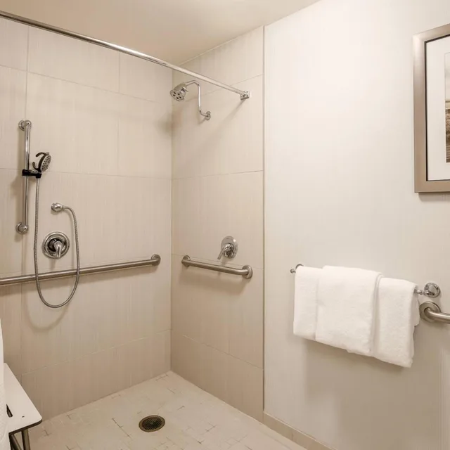 Room, Queen Bed, City View, Courtyard by Marriott Pittsburgh Downtown 5/8