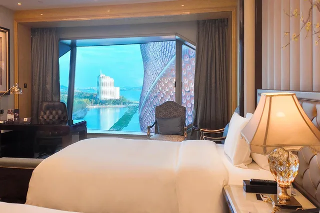 غرفة بسريرين منفصلين بإطلالة على البحيرة، Wanda Reign Wuhan 3/4