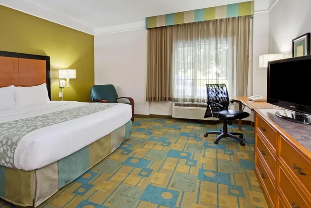 غرفة بسرير كينج بحوض استحمام لذوي الإعاقة، La Quinta Inn & Suites by Wyndham Ft. Lauderdale Airport 1/5