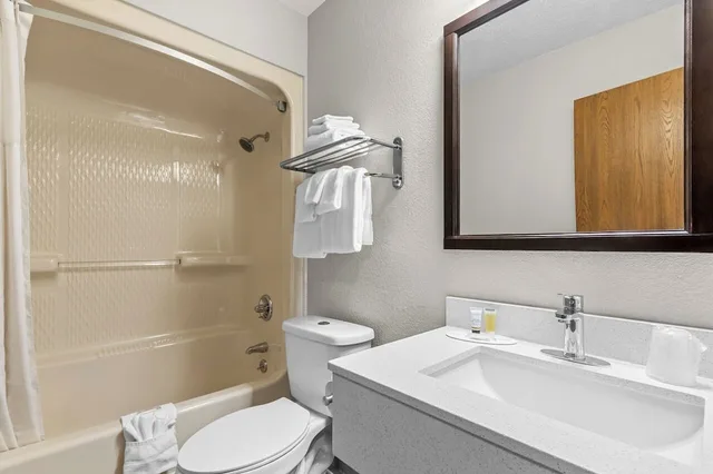 غرفة قياسية بسرير كينج، Days Inn By Wyndham Alpena 7/8