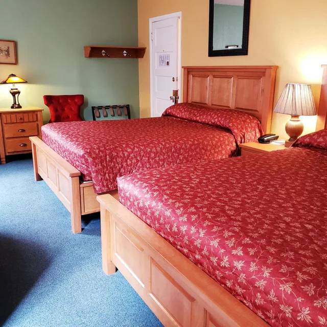 غرفة بسرير كينج وسريرين كوين، James Bay Inn Hotel Suites Cottage 2/5