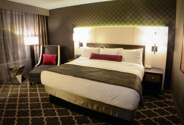 غرفة بسرير كينج لذوي الإعاقة، The Guest House at Graceland 1/3