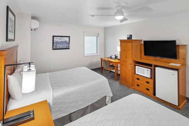 Atrium, 2 Double Beds, No Window، Edgewater Hotel Seward 2/3