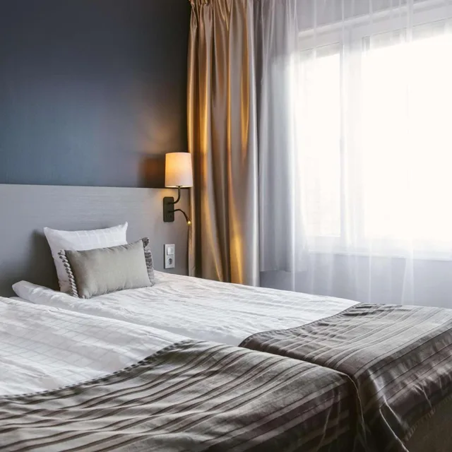 غرفة بسرير كينج وسرير كوين، Scandic Star Sollentuna 2/7