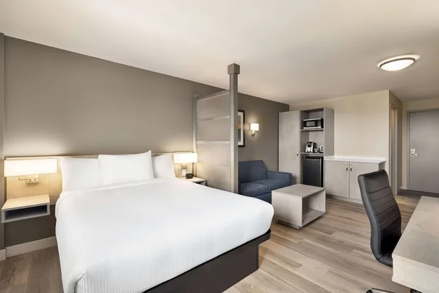 غرفة بزنس بسرير كوين، Microtel Inn & Suites Montreal Airport-Dorval QC 1/3