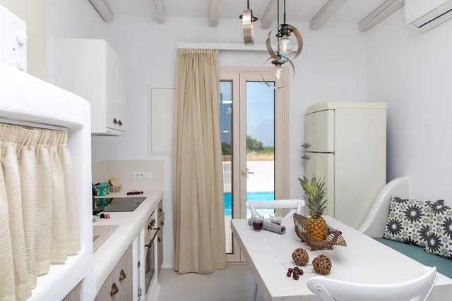 غرفة غراند رباعية بسريرين كوين بإطلالة على البحر بـ5 غرف نوم بمسبح خاص، Naxian Lounge Villas 8/9
