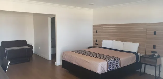 غرفة قياسية بسرير كينج، Regency Inn Suites Downey 3/5