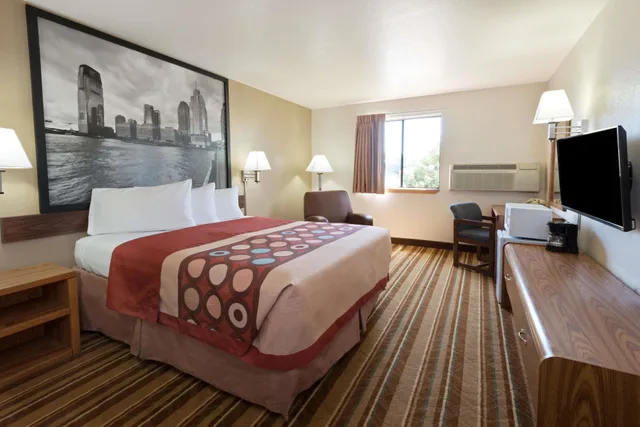 غرفة بسرير كينج، Super 8 By Wyndham Las Cruces/White Sands Area 1/2