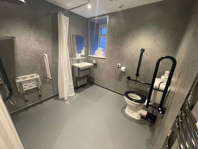 غرفة بريميير بسرير كينج بغرفتي نوم لذوي الإعاقة، Ruskin Hotel 2/3