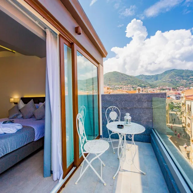 غرفة ديلوكس بسرير مزدوج بإطلالة على البحر بشرفة، Ossuna Bay Hotel Boutique 7/9