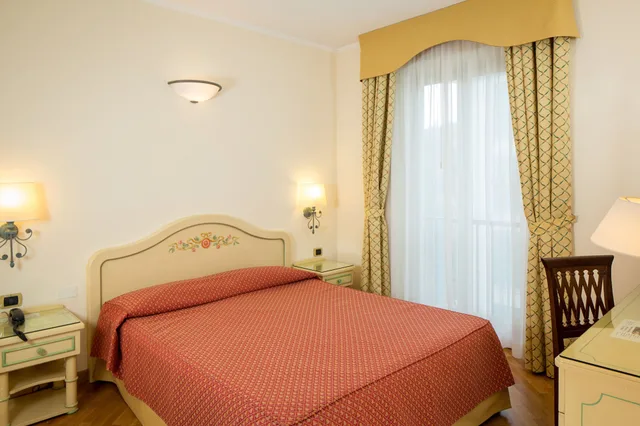 غرفة قياسية بسرير كوين بإطلالة على الفناء، Grande Albergo 2/7