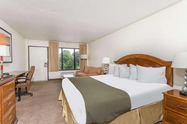 غرفة بسرير كينج، Days Inn By Wyndham Bedford 2/2