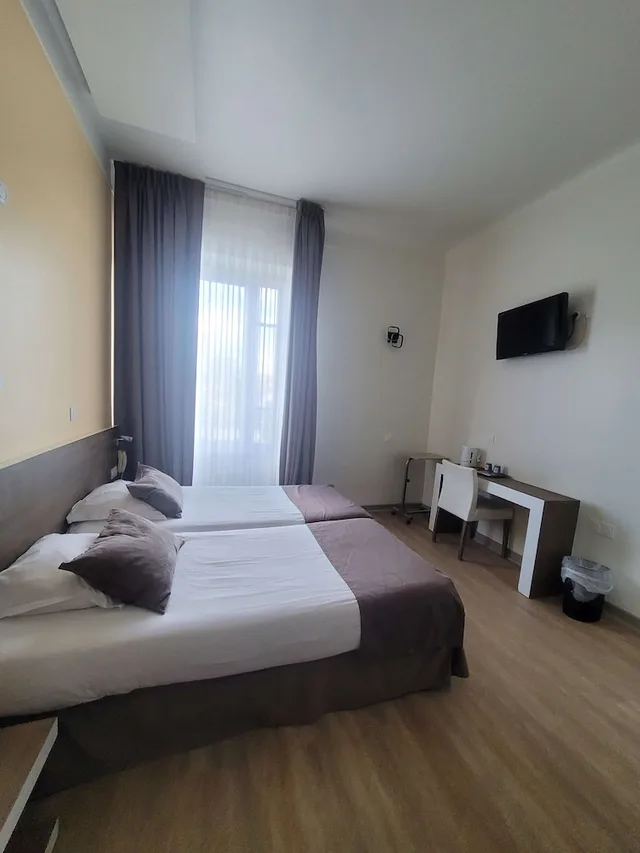 غرفة قياسية بسريرين منفصلين، Kyriad Orange Centre 7/10