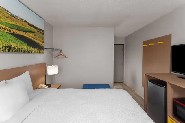 غرفة بسرير مزدوج، Days Inn by Wyndham Mason City 1/9
