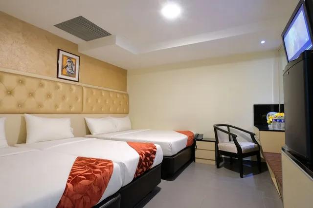 Family Suite, Queen and Twin Beds, No Window, Sandpiper Hotel 2/7