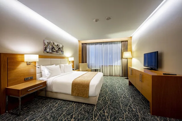 جناح بسرير كينج بإطلالة على المدينة للمدخنين، Holiday Inn Baku 6/10
