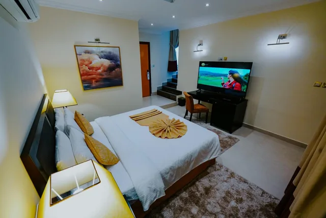 جناح ملكي بمسبح خاص للمدخنين، Villaggio Hotel and Resort Abu Dhabi 2/6