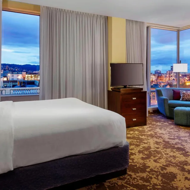 غرفة كبيرة بسرير كينج بإطلالة على النهر مع أريكة في طابق مرتفع، Courtyard Marriott City Center 1/2