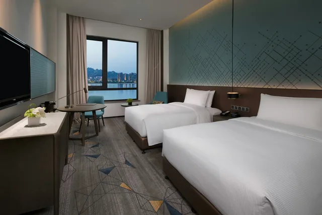 غرفة ديلوكس بسريرين منفصلين بإطلالة على البحر بشرفة، DoubleTree by Hilton Qingdao Oriental Movie Metropolis 3/6