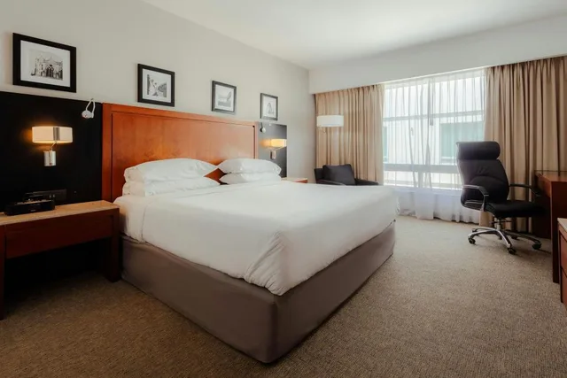 غرفة ديلوكس بسرير كينج بإطلالة على المسبح، Sheraton Leon 1/1