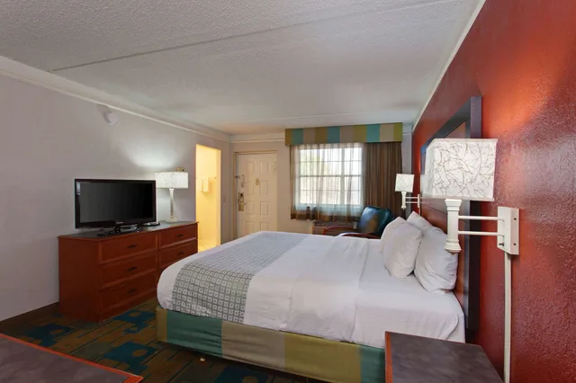 غرفة ديلوكس بسرير كينج، La Quinta Inn by Wyndham Costa Mesa / Newport Beach 7/10