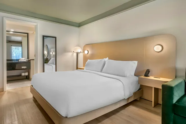 غرفة قياسية بسرير كينج بإطلالة على المسبح، voco Kissimmee Orlando by IHG 1/3