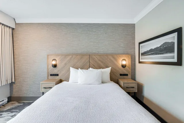 Standard, Queen Bed, Kitchen, Atrium Building، Sandman Hotel Kelowna 3/6
