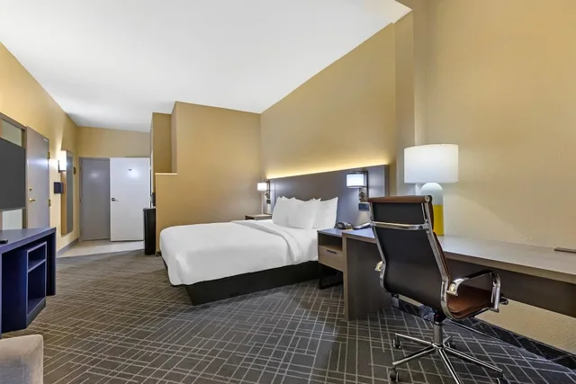 Room, King Bed, Sofa, Comfort Suites Hanes Mall 5/5