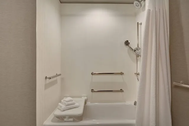 غرفة بسرير كينج لذوي الإعاقة، Courtyard By Marriott Jackson Madison 7/8