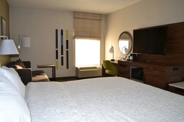 غرفة بسرير كينج مع أريكة، Hampton Inn Medina 4/6
